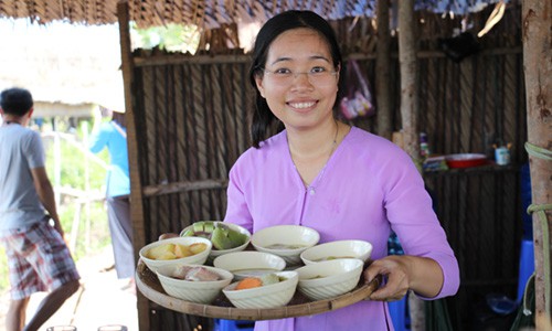 Nữ Thạc sĩ giới thiệu các món dân dã tại Homestay. Ảnh: Hoàng Nam