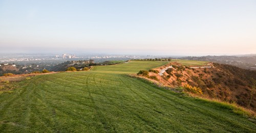 Miếng đất nằm trên đỉnh đồi này có tên Mountain of Beverly Hills. Ảnh: NYT