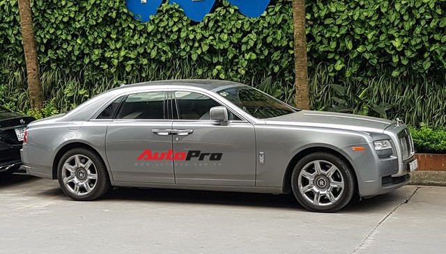  Ông chủ tập đoàn FLC tậu thêm Rolls-Royce Ghost dát vàng khủng nhất Việt Nam  - Ảnh 12.