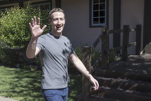 Warren Buffett 60 năm không đổi nhà, Bill Gates xài đồng hồ giá chỉ 200 nghìn đồng - Các tỷ phú giàu nhất thế giới sống đơn giản như vậy đó - Ảnh 1. Warren Buffett 60 năm không đổi nhà, Bill Gates xài đồng hồ giá chỉ 200 nghìn đồng - Các tỷ phú giàu nhất thế giới sống đơn giản như vậy đó - Ảnh 1.