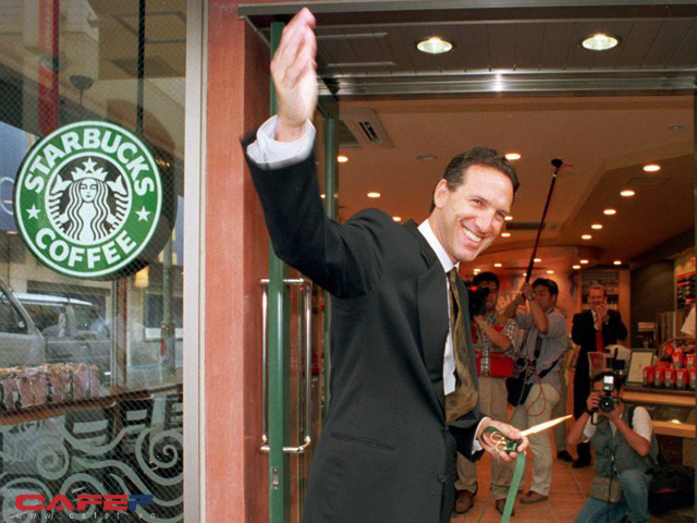 Xuất thân nghèo khó, từng phải bán máu lấy tiền đóng học: Câu chuyện về tỷ phú Howard Schultz tay trắng làm nên sự nghiệp sẽ truyền cảm hứng sống cho bạn - Ảnh 1. Xuất thân nghèo khó, từng phải bán máu lấy tiền đóng học: Câu chuyện về tỷ phú Howard Schultz tay trắng làm nên sự nghiệp sẽ truyền cảm hứng sống cho bạn - Ảnh 1.
