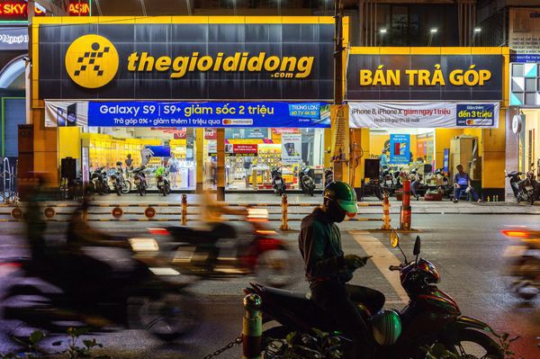 Bloomberg viết về ông chủ Thế Giới Di động: từ con trai một người bán hàng rong đến quyết tâm cách mạng ngành di động Việt Nam - Ảnh 2. Bloomberg viết về ông chủ Thế Giới Di động: từ con trai một người bán hàng rong đến quyết tâm cách mạng ngành di động Việt Nam - Ảnh 2.