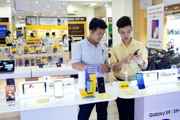 Bloomberg viết về ông chủ Thế Giới Di động: từ con trai một người bán hàng rong đến quyết tâm cách mạng ngành di động Việt Nam - Ảnh 3. Bloomberg viết về ông chủ Thế Giới Di động: từ con trai một người bán hàng rong đến quyết tâm cách mạng ngành di động Việt Nam - Ảnh 3.