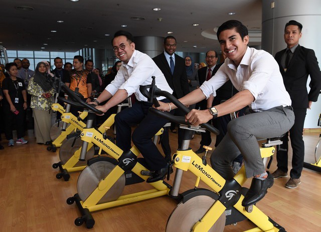 Chàng bộ trưởng Malaysia tuổi 25: Soái ca ngoài đời thực với đam mê chạy bộ và chơi điện tử - Ảnh 5. Chàng bộ trưởng Malaysia tuổi 25: Soái ca ngoài đời thực với đam mê chạy bộ và chơi điện tử - Ảnh 5.