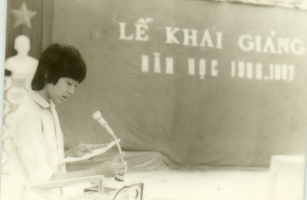 Chùm ảnh lễ khai giảng của thế hệ 7x, 8x: Còn ai nhớ về 1 thời quần vải xanh, áo trắng, khăn quàng đỏ, mũ ca lô? - Ảnh 1. Chùm ảnh lễ khai giảng của thế hệ 7x, 8x: Còn ai nhớ về 1 thời quần vải xanh, áo trắng, khăn quàng đỏ, mũ ca lô? - Ảnh 1.