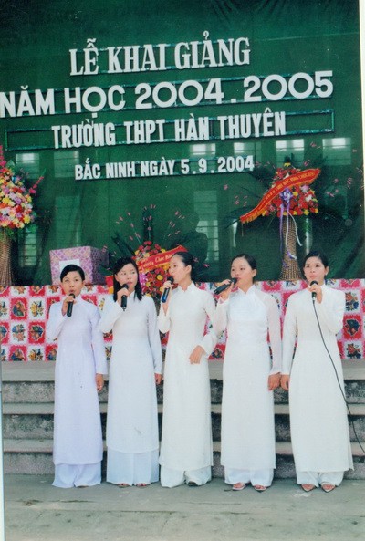 Chùm ảnh lễ khai giảng của thế hệ 7x, 8x: Còn ai nhớ về 1 thời quần vải xanh, áo trắng, khăn quàng đỏ, mũ ca lô? - Ảnh 13. Chùm ảnh lễ khai giảng của thế hệ 7x, 8x: Còn ai nhớ về 1 thời quần vải xanh, áo trắng, khăn quàng đỏ, mũ ca lô? - Ảnh 13.