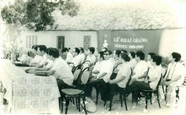 Chùm ảnh lễ khai giảng của thế hệ 7x, 8x: Còn ai nhớ về 1 thời quần vải xanh, áo trắng, khăn quàng đỏ, mũ ca lô? - Ảnh 3. Chùm ảnh lễ khai giảng của thế hệ 7x, 8x: Còn ai nhớ về 1 thời quần vải xanh, áo trắng, khăn quàng đỏ, mũ ca lô? - Ảnh 3.
