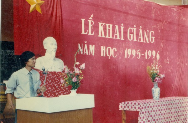 Chùm ảnh lễ khai giảng của thế hệ 7x, 8x: Còn ai nhớ về 1 thời quần vải xanh, áo trắng, khăn quàng đỏ, mũ ca lô? - Ảnh 5. Chùm ảnh lễ khai giảng của thế hệ 7x, 8x: Còn ai nhớ về 1 thời quần vải xanh, áo trắng, khăn quàng đỏ, mũ ca lô? - Ảnh 5.