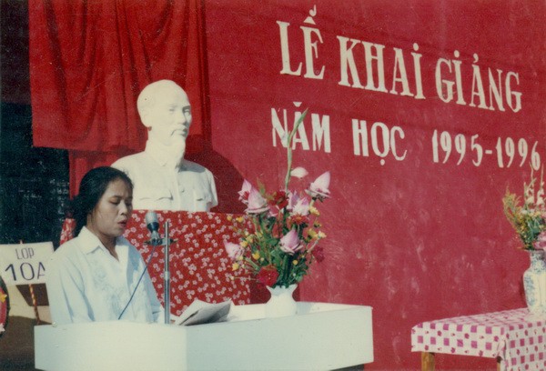 Chùm ảnh lễ khai giảng của thế hệ 7x, 8x: Còn ai nhớ về 1 thời quần vải xanh, áo trắng, khăn quàng đỏ, mũ ca lô? - Ảnh 6. Chùm ảnh lễ khai giảng của thế hệ 7x, 8x: Còn ai nhớ về 1 thời quần vải xanh, áo trắng, khăn quàng đỏ, mũ ca lô? - Ảnh 6.