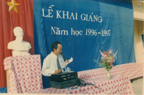 Chùm ảnh lễ khai giảng của thế hệ 7x, 8x: Còn ai nhớ về 1 thời quần vải xanh, áo trắng, khăn quàng đỏ, mũ ca lô? - Ảnh 8. Chùm ảnh lễ khai giảng của thế hệ 7x, 8x: Còn ai nhớ về 1 thời quần vải xanh, áo trắng, khăn quàng đỏ, mũ ca lô? - Ảnh 8.