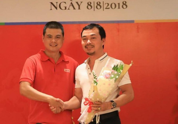 Anh Đặng Trung Cường, GĐ Công ty TNHH Truyền thông Reporter VN tặng hoa cảm ơn anh Nguyễn Văn Tuấn đại diện công ty Phú Hồng Thịnh và công ty Tùng Dương đã tài trợ 100 triệu đồng cho Dự án Thư viện Sách.