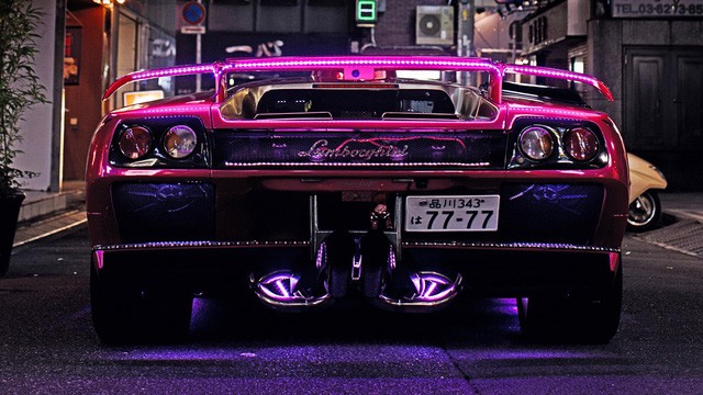 Chuyện về tay chủ xe Lamborghini điên nhất thế giới: Phủ kim cương, sơn kín xe bằng màu hồng lấp lánh  - Ảnh 1.