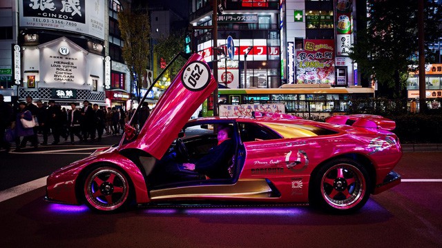 Chuyện về tay chủ xe Lamborghini điên nhất thế giới: Phủ kim cương, sơn kín xe bằng màu hồng lấp lánh  - Ảnh 4.