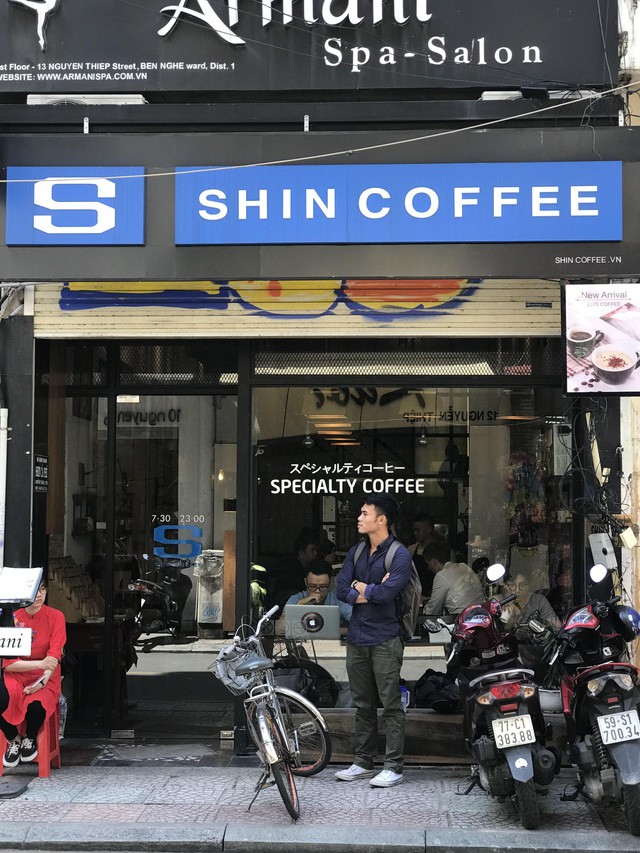 Khởi nghiệp thua lỗ phải sang Nhật kiếm tiền trả nợ, chàng trai này giờ là ông chủ của chuỗi cà phê Specialty, giá 100.000 đồng/ly mà khách nườm nượp, còn hỗ trợ The Coffee House mở quán - Ảnh 3. Khởi nghiệp thua lỗ phải sang Nhật kiếm tiền trả nợ, chàng trai này giờ là ông chủ của chuỗi cà phê Specialty, giá 100.000 đồng/ly mà khách nườm nượp, còn hỗ trợ The Coffee House mở quán - Ảnh 3.