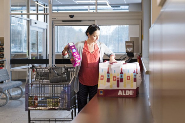 Aldi - Siêu thị trăm tuổi chuyên “bóc lột khách hàng”: Khách tự đóng hàng, tự cất xe đẩy nhưng ai cũng “chết mê” vì giá rẻ vô địch và cực kỳ chuyên nghiệp - Ảnh 9.