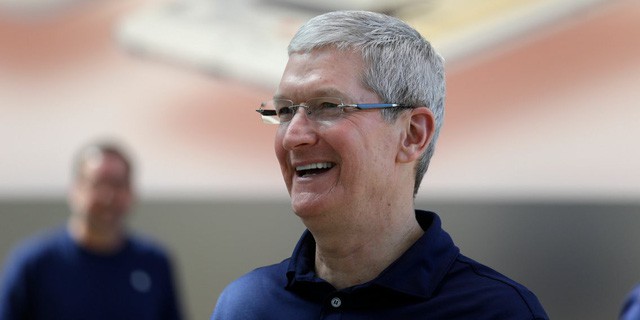 Tim Cook: Từ dấu hỏi khi thay thế Steve Jobs đến người đưa Apple đạt kỷ lục lịch sử - Ảnh 1. Tim Cook: Từ dấu hỏi khi thay thế Steve Jobs đến người đưa Apple đạt kỷ lục lịch sử - Ảnh 1.