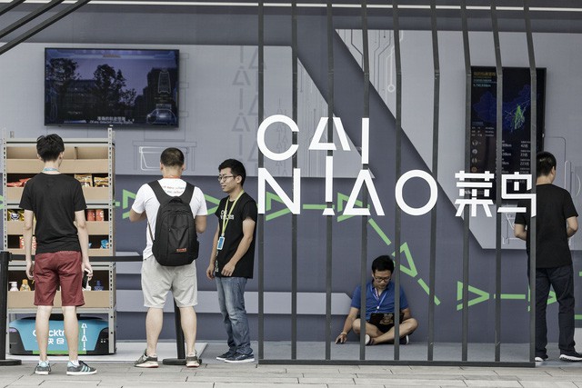 Chân dung 1 trong 5 người phụ nữ quyền lực đứng sau Jack Ma: Từ nhân viên lễ tân 30 tuổi không kinh nghiệm đến nữ hoàng logistics - Ảnh 1. Chân dung 1 trong 5 người phụ nữ quyền lực đứng sau Jack Ma: Từ nhân viên lễ tân 30 tuổi không kinh nghiệm đến nữ hoàng logistics - Ảnh 1.