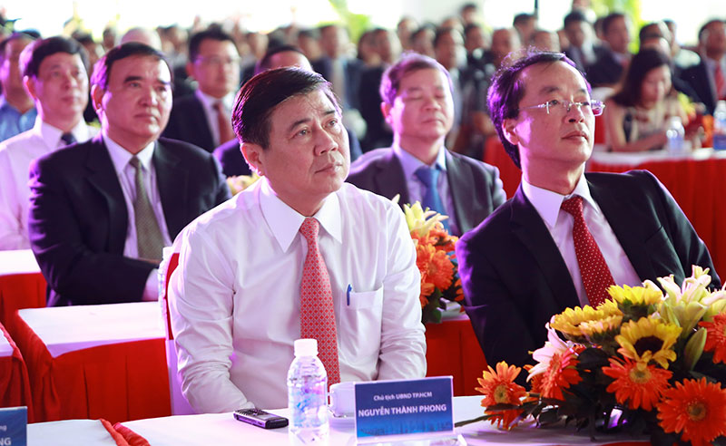 Chủ tịch UBND TP.HCM Nguyễn Thành Phong cũng đến tham dự lễ cất nóc