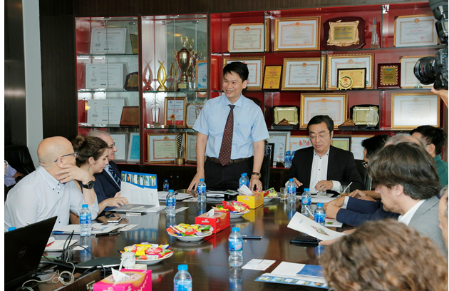 Phó Tổng Giám đốc Xây dựng - Ông Phạm Trọng Hòa (đứng) cùng phái đoàn tại buổi gặp mặt