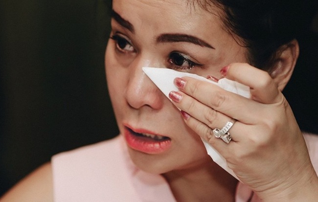 Trở về thọ tang cha chồng, bà Thảo cảm nhận: "Như đang bước vào hang cọp".