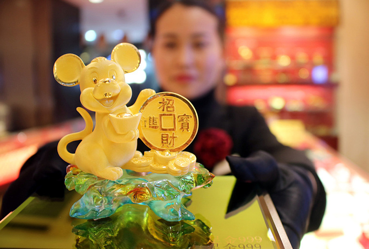 Chuột vàng trong một cửa hàng trang sức ở Trung Quốc. Ảnh: China Daily