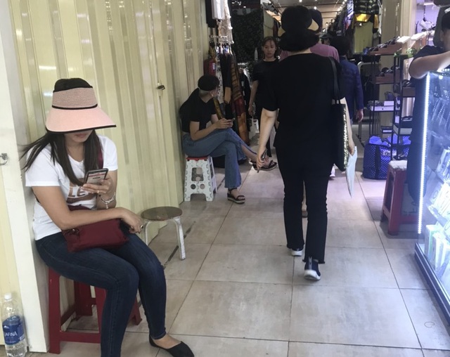 Nhiều gian hàng tại Trung tâm thương mại Saigon Square đồng loạt đóng cửa.