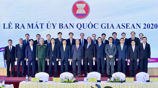 Thủ tướng Nguyễn Xuân Phúc chụp ảnh lưu niệm với các thành viên Ủy ban Quốc gia ASEAN 2020.