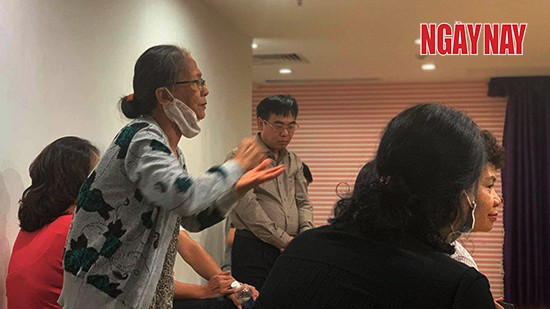 Người dân tại cao ốc PNTechcons bức xúc, yêu cầu cơ quan chức năng làm rõ vụ việc này. Ảnh: Chí Thạch