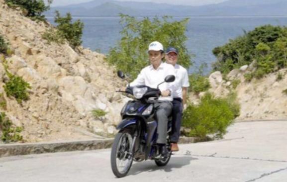 Ông Trịnh Văn Quyết lái xe máy đi thị sát đảo Cù Lao Xanh.