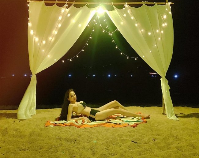 Hoa hậu Diễm Hương tung loạt ảnh bikini khoe body cực nóng bỏng trên trang cá nhân, thu hút đông đảo lượt yêu thích. Cô đính kèm dòng chú thích dí dỏm: "Anh ơi, gió lạnh gần kề, bao nhiêu lớp áo, không bằng "love" em".
