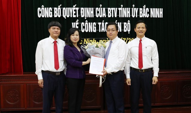 Bà Đào Hồng Lan trao quyết định cho ông Nguyễn Nhân Chinh. Ảnh Cổng thông tin tỉnh Bắc Ninh.