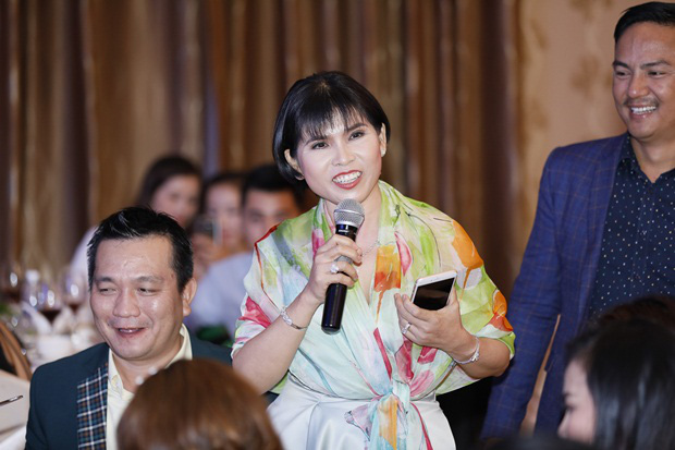 Chỉ trong vòng 4 năm, các công ty của gia đình bà Hường "thâu tóm" các khu đất vàng lập nên hàng chục dự án, tách hàng ngàn nền đất bán cho người dân một cách dễ dàng.