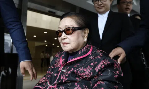 Mẫu tử đấu đá trong tập đoàn bất động sản bậc nhất Hong Kong: Nữ đại gia 100 tuổi ngồi xe lăn đòi công lí