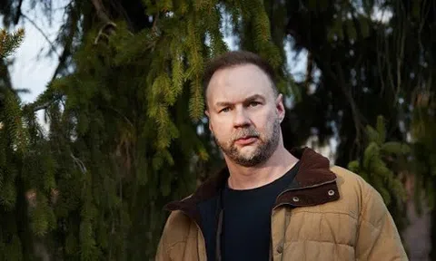 Cú bẻ ngược tư duy sau cuộc gặp với Warren Buffett giúp người đàn ông 51 tuổi đổi đời, trở thành tỷ phú tự thân: "Điều ngu ngốc mà bạn có thể làm ở đây là gì?"