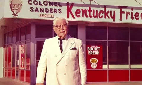 ‘Cha đẻ KFC’: Từ người liên tục bị đuổi việc đến doanh nhân tay trắng xây dựng lại sự nghiệp ở tuổi 65