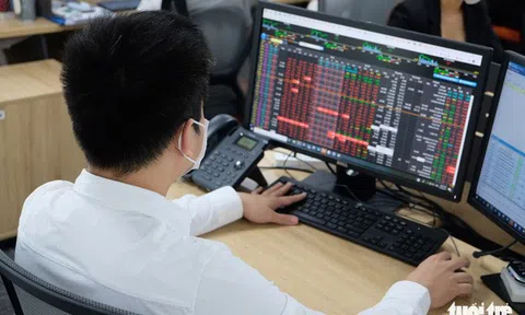 851 mã chứng khoán đồng loạt rớt giá, cổ đông thép 'xanh mặt'