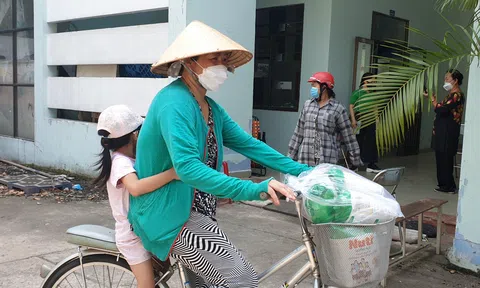 Quỹ Phát triển Tài năng Việt trao “Triệu phần quà san sẻ yêu thương” đến các hoàn cảnh khó khăn tại TPHCM