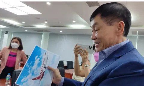 "Vua hàng hiệu" mua 10 máy bay Boeing trị giá 3,5 tỉ USD