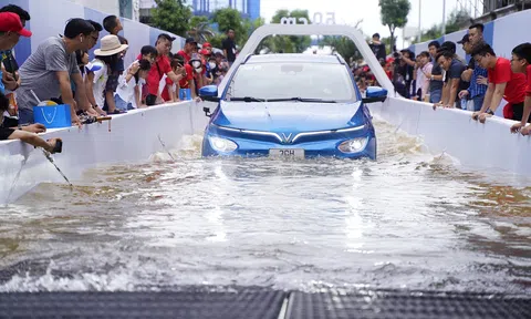 VF e34 chứng minh siêu lợi thế của xe điện với thử thách “ngâm nước”