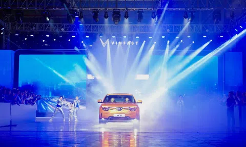VinFast bàn giao 100 ô tô điện VF 8 đầu tiên, chuẩn bị xuất khẩu ra quốc tế