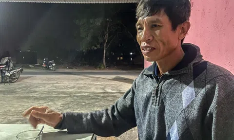 Mắc mùng ngủ chờ làm hồ sơ trước văn phòng đất đai ở Cam Lâm