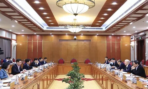 Bộ Chính trị yêu cầu khắc phục sơ hở trong đấu giá đất, chứng khoán