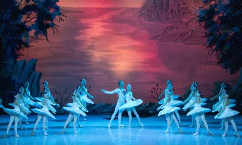 Lần đầu tiên kiệt tác ballet Hồ Thiên Nga được biểu diễn bởi dàn nghệ sỹ của nhà hát danh tiếng hàng đầu nước Nga