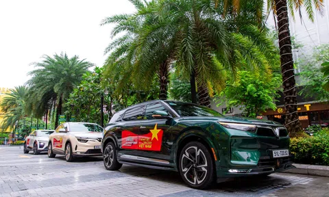 Lái thử VF 7, VF 8, VF 9, khách hàng TP.HCM khen không ngớt “Vượt trội so với các mẫu xe cùng phân khúc”.