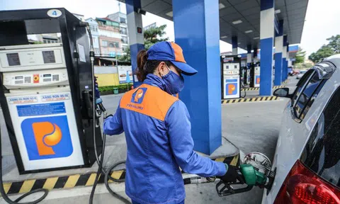 Xăng tiến sát đến 25.000 đồng/lít