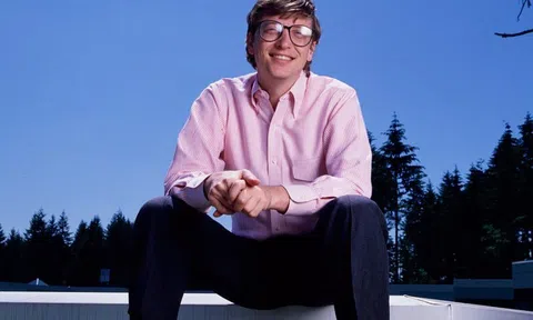 Bill Gates thích tán tỉnh vợ người khác, thường đến câu lạc bộ thoát y