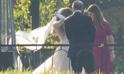 Hình ảnh hiếm hoi tỷ phú Bill Gates cùng vợ cũ dắt tay con gái vào lễ đường đám cưới 2 triệu USD