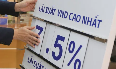 Người gửi tiền rút trước hạn có thể được áp cơ chế lãi suất mới