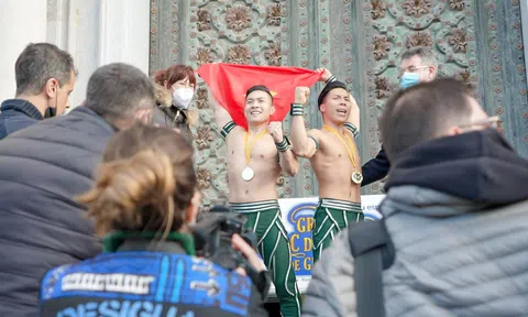 Tập Đoàn Hưng Thịnh thưởng nóng hơn 1 tỷ đồng cho hai nghệ sĩ Quốc Cơ, Quốc Nghiệp