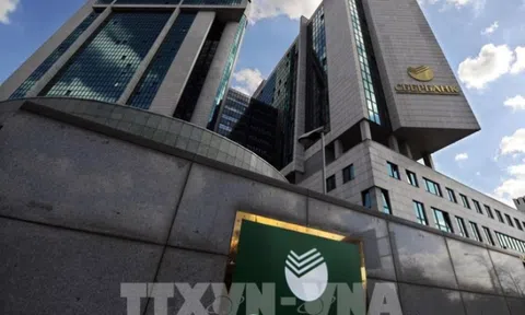 EU cấm các giao dịch ngân hàng và đóng cửa không phận với Nga